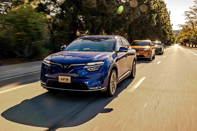 The VinFast VF8s on the road