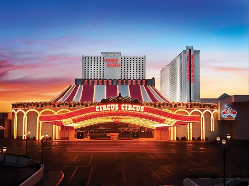 Circus Circus Las Vegas, ubicado en 2880 S. Las Vegas Blvd., es un hotel y casino de propiedad privada que ofrece restaurantes, tiendas, entretenimiento y más de 101.000 pies cuadrados de espacio para juegos. Este complejo, uno de los favoritos de las familias desde hace mucho tiempo, cuenta con casi 4.000 alojamientos asequibles repartidos entre sus torres, suites, albergue y parque de caravanas. Los visitantes podrán disfrutar de atracciones para toda la familia, como el parque temático cubierto Adventuredome, espectáculos de circo en vivo, juegos clásicos de feria y mucho más.