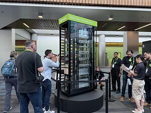 GTC 2026 Live: This "Breathing" Glass Rack Reveals the Physical Form of Next-Gen AI Compute as an Intelligent Lifeform