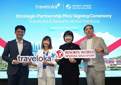 [L-R] Stefanus Syalom Hasudungan, Director of Commercial, Traveloka; Baidi Li, Vice President of Commercial, Traveloka; Jenny Wang, Acting Senior Vice President, Resort Sales & Marketing, Resorts World Sentosa; and Clement Tan, Assistant Vice President, Regional Sales & Marketing, Resorts World Sentosa, during the signing of the Memorandum of Understanding (MoU) between Traveloka and Resorts World Sentosa.