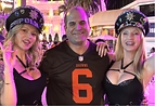 TravelingWiki commemorates launch of services at Top 50 US pro & collegiate sports venues with appearances with leading female model talent