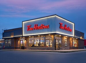 Tim Hortons et ses propriétaires de restaurants au Québec prévoient de construire ou de rénover 65 restaurants cette année dans le cadre d'un plan national visant à investir 400 millions de dollars pour mieux servir les invités