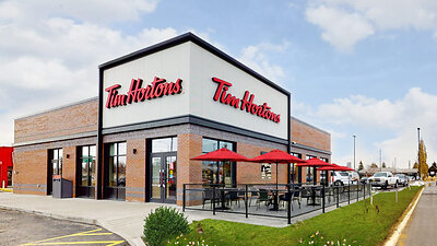 Tim Hortons et ses propriétaires de restaurants au Québec prévoient de construire ou de rénover 65 restaurants cette année dans le cadre d’un plan national visant à investir 400 millions de dollars pour mieux servir les invités