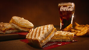Les sandwichs gratinés Tim Hortons® sont de retour à la demande générale! Le sandwich gratiné au fromage fondu et le sandwich gratiné fromage fondu et bacon sont maintenant offerts dans les restaurants Tim™ partout au Canada