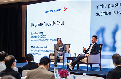 (右起)Arrowpoint Investment Partners创始人、首席投资官兼首席执行官Jonathan Xiong,在由BofA Securities亚太股票销售负责人Joseph Lee主持的主题炉边对话中发言。 (右起)Arrowpoint Investment Partners创始人、首席投资官兼首席执行官Jonathan Xiong,在由BofA Securities亚太股票销售负责人Joseph Lee主持的主题炉边对话中发言。