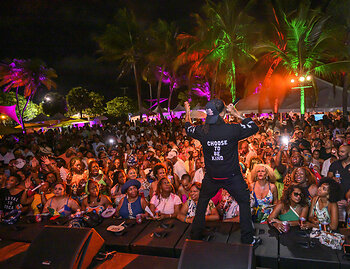Soca Artist Kerwin Dubois Crowd Shot photo by Ricardo Reyes
