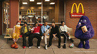 McDonald’s s’affirme comme le plus grand hôte au monde avec l'introduction du nouveau McFlurry® doré, d'une sauce à Big Mac® dans un emballage unique et de verres de collection mettant en vedette des icônes du soccer, offerts pour une durée limitée dans les restaurants canadiens participants.