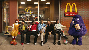 Coupe du Monde de la FIFA 26™ chez McDonald's : servir la magie des jours de match aux amateurs du monde entier avec des repas offerts pour une durée limitée comprenant des articles à collectionner