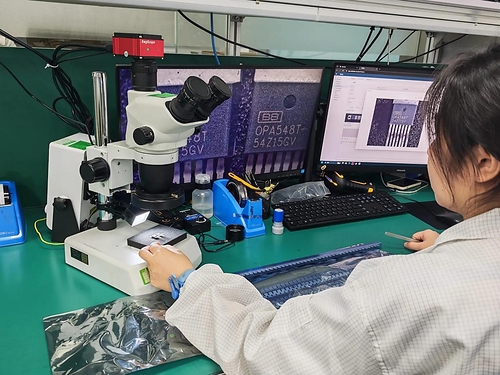 UniBetter staff inspect electronic components for quality control and counterfeit prevention. UniBetter staff inspect electronic components for quality control and counterfeit prevention.