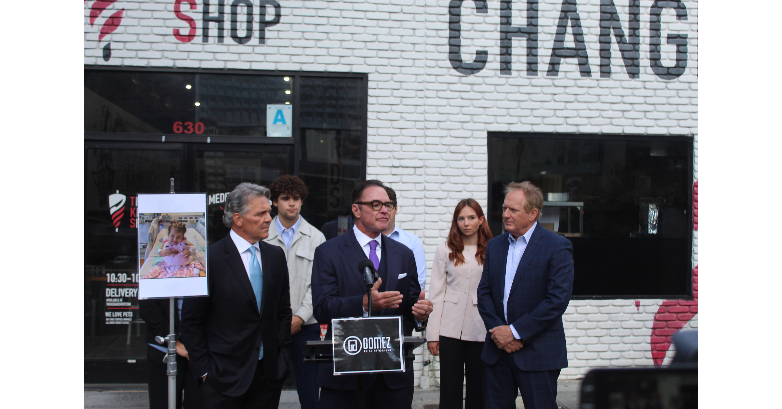 Los abogados John Gomez y Ron Simon anuncian la primera demanda en Kebab Shop E. Coli Outbreak Outside Downtown San Diego Restaurant