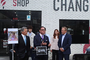 Los abogados John Gomez y Ron Simon anuncian la primera demanda en Kebab Shop E. Coli Outbreak Outside Downtown San Diego Restaurant