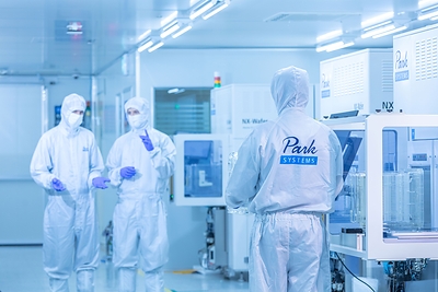 Engineers operating Park Systems metrology solutions in a semiconductor cleanroom environment.