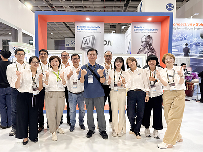 連訊通信團隊於 COMPUTEX 2026 展場合影，總經理王志民（前排中）與全體參展同仁在攤位 K0616 前留念，展現公司於 AI 高速互連領域的深厚陣容與團隊向心力。