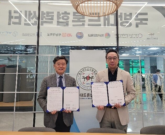 NEO Battery CEO Spencer Huh (right) and Mr. B.H. Yang from KADIA (left)