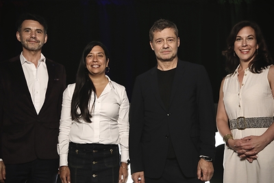Cédrick Pautel, Secrétaire général et directeur exécutif de l'engagement organisationnel, ÉTS, Kathy Baig, directrice générale et cheffe de la direction, ÉTS, Nicolas Baier, artiste et Geneviève Leclerc, directrice directrice d’Ax.c. Crédit photo PixelBlanc.