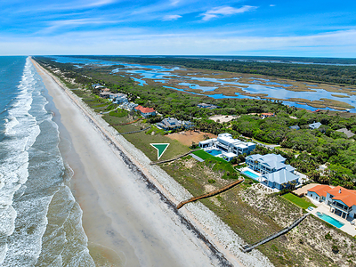The lot offers 150 ft of ocean frontage and is approximately 500 ft in depth, measuring nearly 1.5 acres in total area. Buildable structures can occupy up to 40% of the lot and rise to a height of up to 35 ft. OceanfrontLuxuryAuction.com.