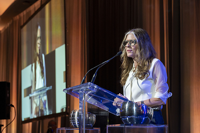 Avery Haines (CTV/W5)  accepts the CJF Dr. Eric Jackman Award for Excellence in Journalism, Large Media Presentation (Photo: Stephanie Lake/CP)