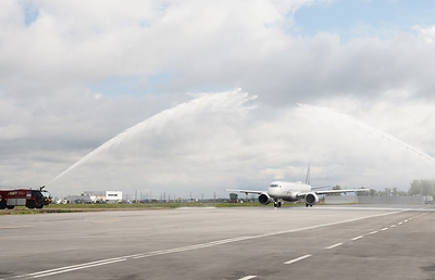 Porter Airlines’ inaugural flight from MET – Montreal Metropolitan Airport, flight PD181 to Vancouver, receives a water cannon salute, an airport tradition reserved for special occasions.