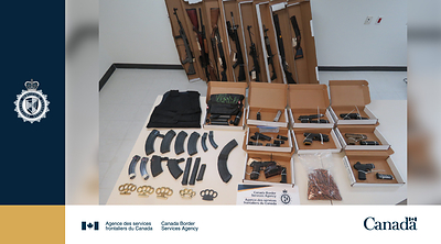 L'ASFC mène une enquête qui conduit à la saisie de 22 armes à feu illégales, 8 silencieux et de drogues illégales à Sooke, en Colombie-Britannique.