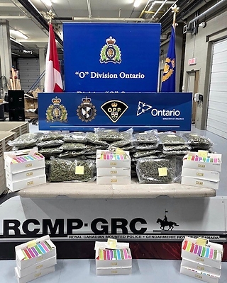 Arrestation de cinq personnes pour possession de cannabis non estampillé au point d'entrée de Cornwall