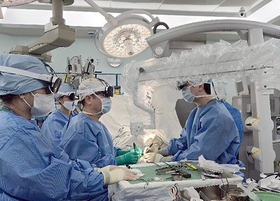 Prof. Joon-pio Hong (third from left), Chief Medical Officer of MediThinQ, performing microsurgery with the SHIYA system. Note the 1:4 setup that allows 4 users to simultaneously access the same video feed.