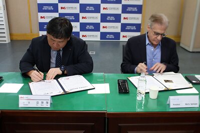 MMAA C&C President & CEO Kim Won-tae (left) and Vantiq CEO & Co-Founder Marty Sprinzen (right) sign a strategic Memorandum of Understanding (MOU) for defense AI collaboration. MMAA C&C President & CEO Kim Won-tae (left) and Vantiq CEO & Co-Founder Marty Sprinzen (right) sign a strategic Memorandum of Understanding (MOU) for defense AI collaboration.