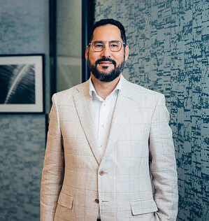 Los Angeles Plastic Surgeon Dr. Luis Macias Shares Deep Plane Facelift Expertise at National Surgical Meetings
