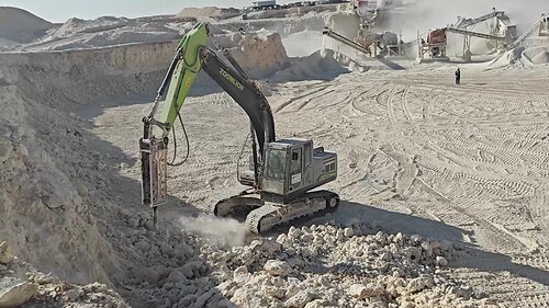 Developed for high-temperature and dusty worksites, Zoomlion's 21-ton crawler hydraulic excavator operates at a quarry in the Middle East.