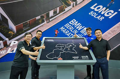 Launch ceremony, from left: LONGi Vice Presidents Charles Jiang and Dennis She, BMW BERLIN-MARATHON representative Timo Göhler, and LONGi Vice President Louis Liu.