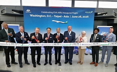 EVA Air President Mr. Sun is joined by distinguished guests including Mr. Han, President of the Legislative Yuan, Taiwan; Mr. Potter, President and CEO of MWAA; Mr. Campbell, Director of the Virginia Department of Aviation; Mr. Yui of the Taipei Economic and Cultural Representative Office in the U.S.; and MWAA officials Mr. Bell, Ms. Hanley, Mr. Bobson, and Mr. D’Amico for a ceremonial ribbon cutting at Washington Dulles International Airport, marking the launch of EVA Air’s new Dulles service.