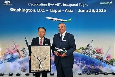 Clay Sun, President of EVA Air (left), and John E. (Jack) Potter, President and CEO of MWAA (right), exchange gifts during the ceremony at Washington Dulles International Airport, commemorating the launch of EVA Air’s new Dulles service.