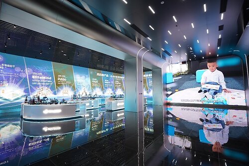 WhalesBot's recently launched AI+Robotics Exploration Center in Jiaxing, China