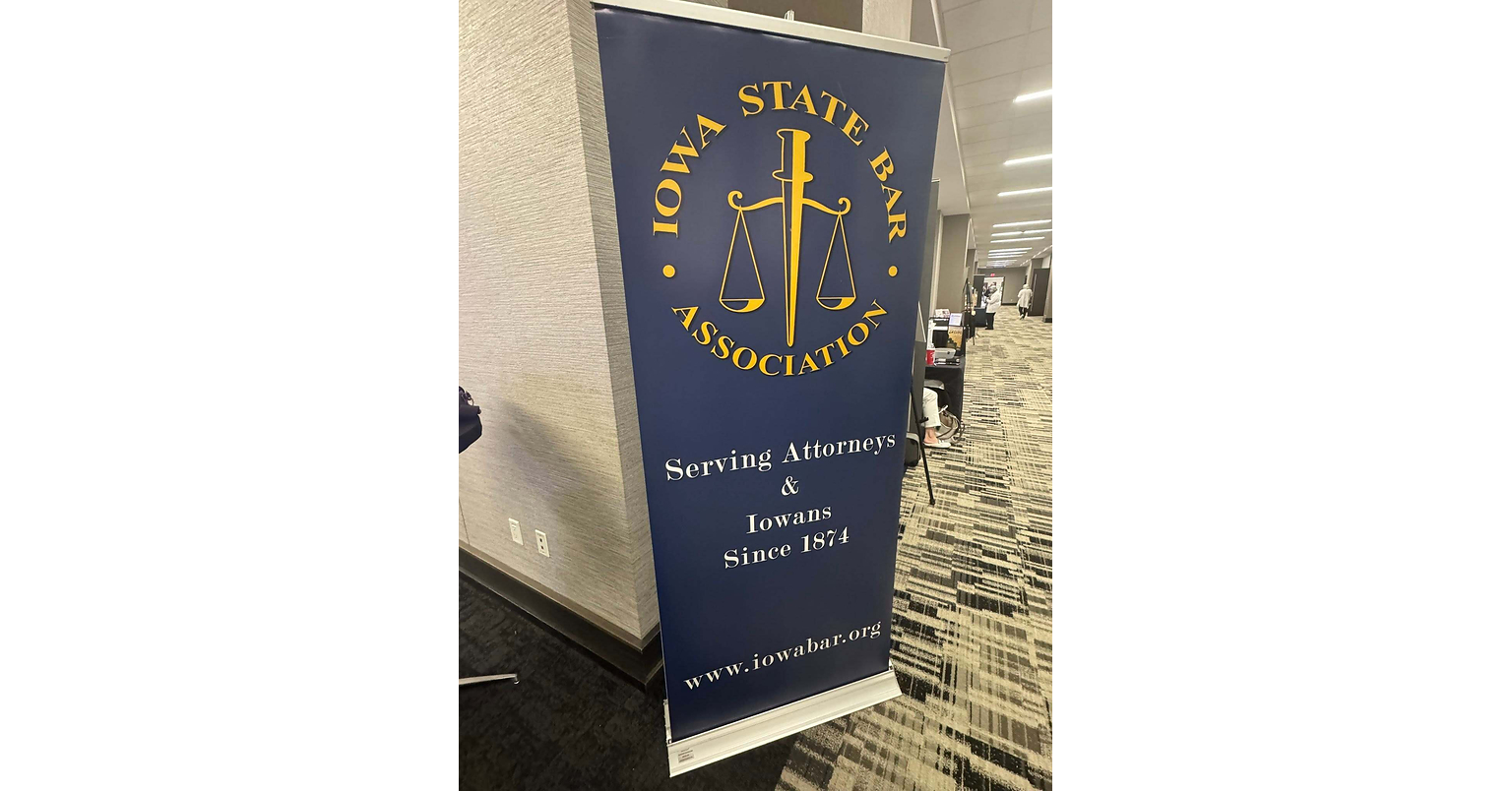 El abogado de lesiones personales de Iowa, Josh Hodges, habla en la Asociación de Abogados del Estado de Iowa (ISBA)