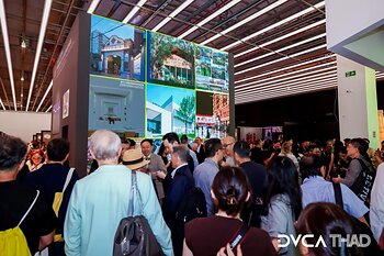 (Photo: Visitors Touring and Exchanging Ideas in the China Pavilion Exhibition Hall)