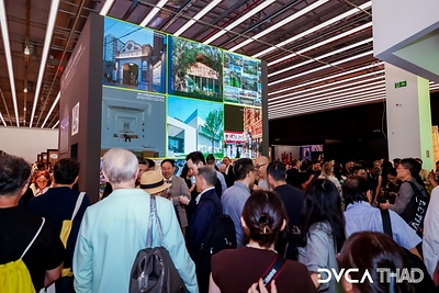 (Photo: Visitors Touring and Exchanging Ideas in the China Pavilion Exhibition Hall)