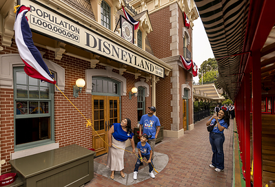 Disneyland Resort da la bienvenida al visitante Billonésimo