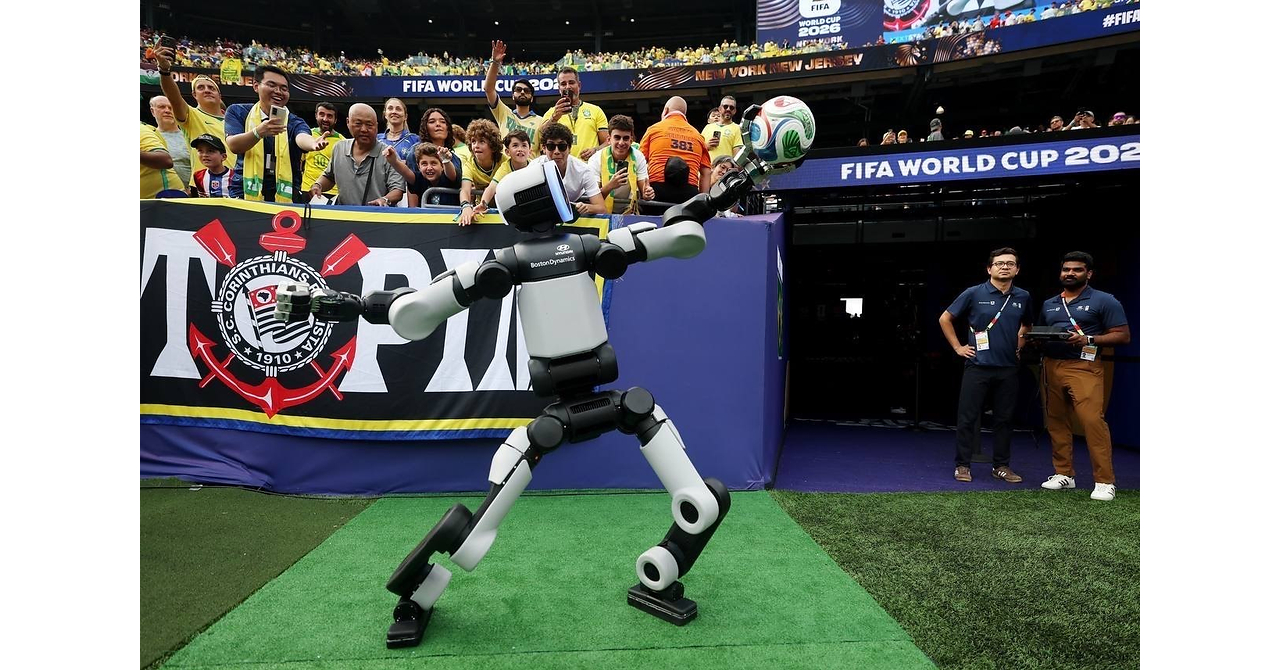 À l'occasion lors de la Coupe du monde de la FIFA 2026™, Hyundai Motor présente son robot humanoïde Atlas pour la toute première intégration de la robotique dans le cadre d'un match en direct