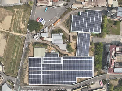 從空中俯瞰慈明高中「風雨球場」屋頂的 3.3 MWp 太陽能光電系統;這座多功能空間不僅為全校師生提供全天候的運動休閒場域,同時也是一座綠能電廠。 從空中俯瞰慈明高中「風雨球場」屋頂的 3.3 MWp 太陽能光電系統;這座多功能空間不僅為全校師生提供全天候的運動休閒場域,同時也是一座綠能電廠。