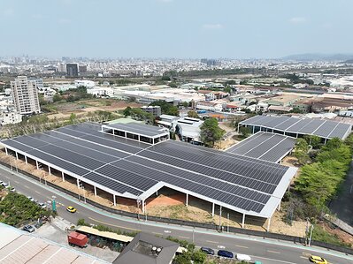 葡電新能源（亞太）於台中慈明高中建置完成的 3.3 MWp 太陽能光電系統，為全台單一場址中，最大型結合「風雨球場」的光電設施。