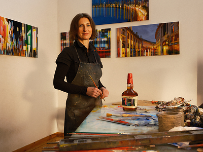 Alexandra Pacula, artist behind the Maker's Mark Artist Series City Edition, with her original artwork. Alexandra Pacula, artist behind the Maker's Mark Artist Series City Edition, with her original artwork.