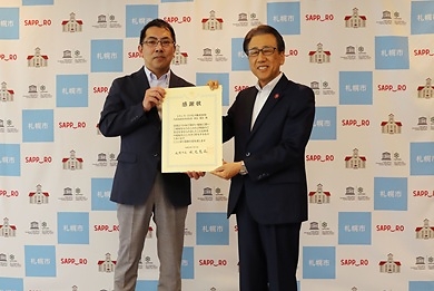 Certificate of appreciation presentation ceremony
Left: Tomoki Kimura, Division Manager, Hokkaido Service Division, DCC Sector, CX Business Headquarters, transcosmos
