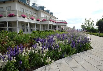 Les travaux réalisés ont permis de recréer des jardins d’inspiration anglaise qui font renaître l’époque victorienne autour du manoir Montmorency.