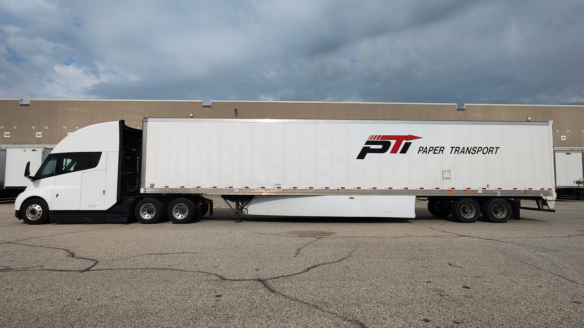 Paper Transport testet Teslas E-LKW in Chicago