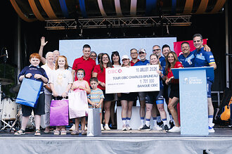 Les membres de l’équipe CIBC remettent un chèque de 1,7 million de dollars lors de la 30e édition annuelle du Tour CIBC Charles-Bruneau, le 10 juillet 2026