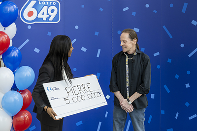 Loto-Québec representative with Pierre Draws