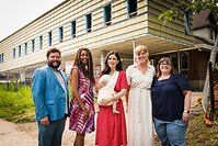 De gauche à droite : Carl Lévesque, conseiller municipal à la Ville de Longueuil, Shirley Dorismond, députée de Marie-Victorin, Catherine Fournier, mairesse de la Ville de Longueuil, Dominique Trudel, présidente du conseil d'administration de La Casa et Élizabeth Brosseau, directrice générale de La Casa.