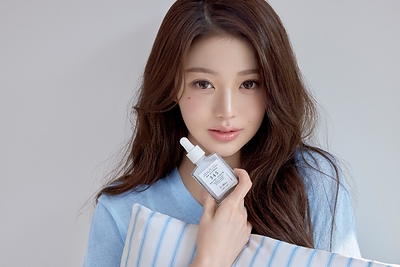 Dr.Althea Global Ambassador Jang Wonyoung with the 345 Relief Serum Dr.Althea Global Ambassador Jang Wonyoung with the 345 Relief Serum