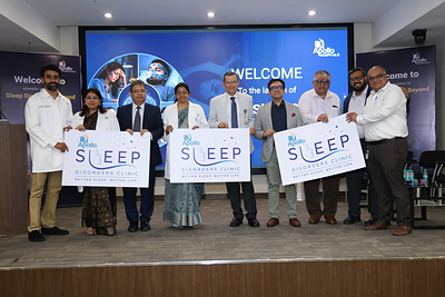L to R:  Dr. Arjun Ramaswamy (Consultant Pulmonology), Dr. Bhumika Madhav (Consultant Pulmonology), Dr. Ravi Shankar (Director - Medical Services), Dr. Jayalakshmi T.K (Sr. Consultant Pulmonology), Mr. Arunesh Punetha (Regional CEO - Western Region, Apollo Hospitals), Dr. Girish Nair (Sr. Consultant Neurology), S. Gopalakrishnan (Patient), Dr Kapil Iyer (Consultant Transplant Pulmonology, Dr. Rohan Aurangabadwala (Sr Consultant Pulmonology), Apollo Hospitals Navi Mumbai