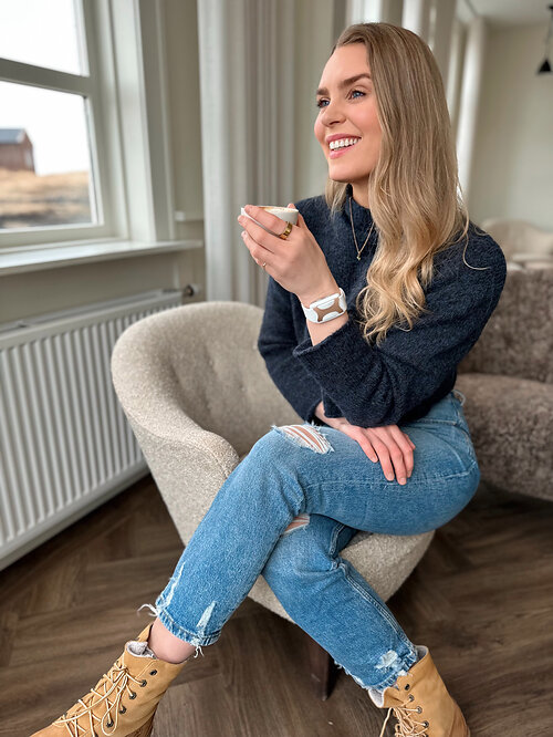 Ragga Ragnars, Icelandic actress and Olympic swimmer, sports the Apollo wearable along with Oura Ring. Ragga Ragnars, Icelandic actress and Olympic swimmer, sports the Apollo wearable along with Oura Ring.