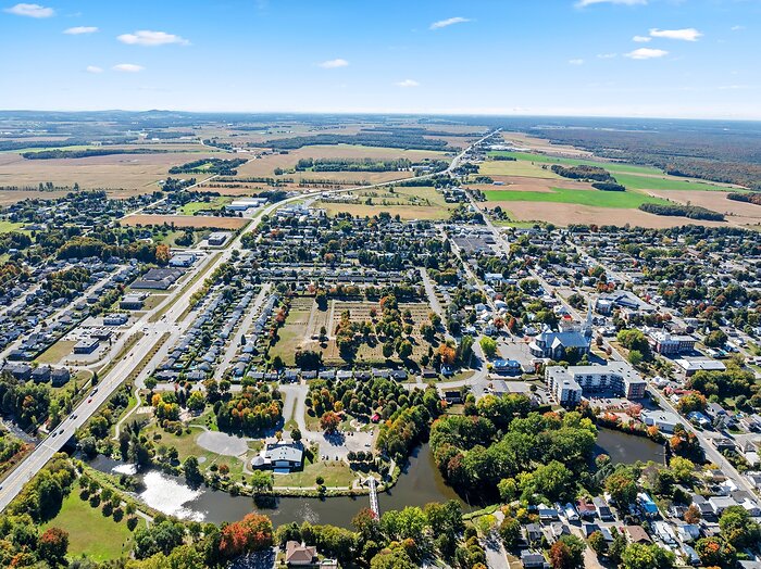  Bas de vignette/légende : Le gouvernement du Québec accorde un soutien financier à la Ville de Plessisville pour le déploiement d’infrastructures vertes.